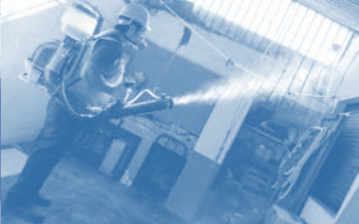 Técnico Corpurano realizando fumigación termonebulización en planta