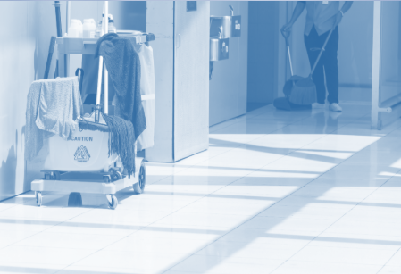 Cart de limpieza Corpurano en pasillo de oficinas